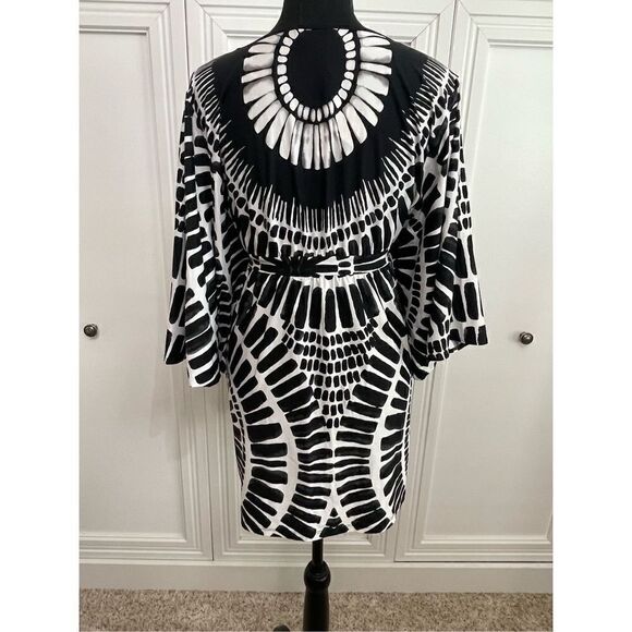 Trina Turk Tynic Top‎ Black and White women’s size small ￼ - Picture 6 of 8